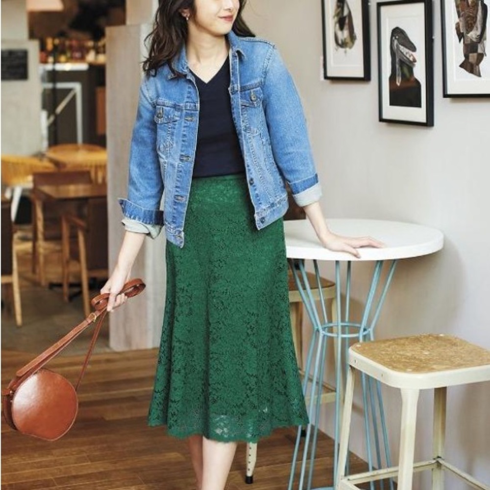 NWT emerald green lace midi skirt with lining